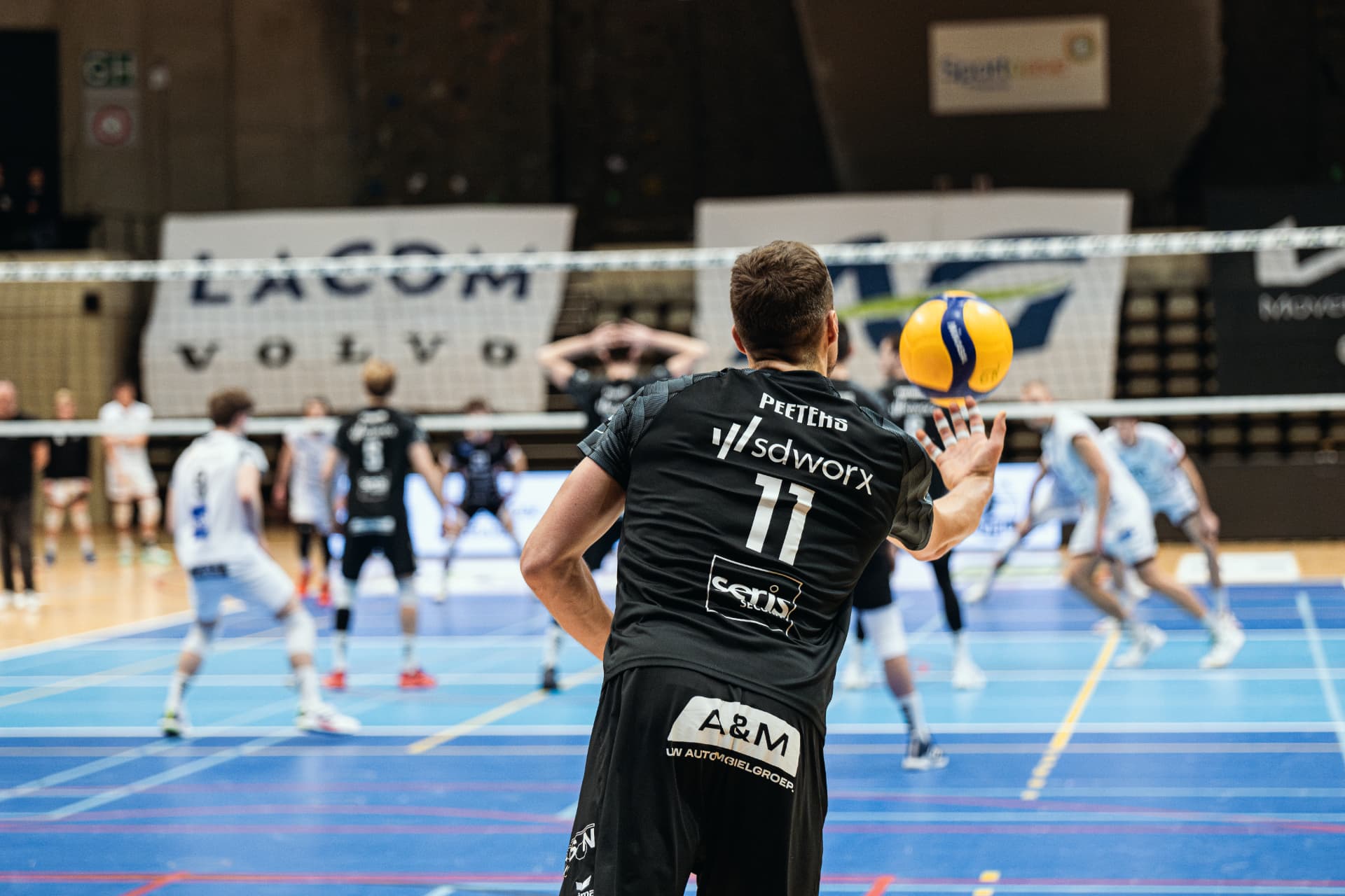 Server tossing the ball with the opponent team waiting