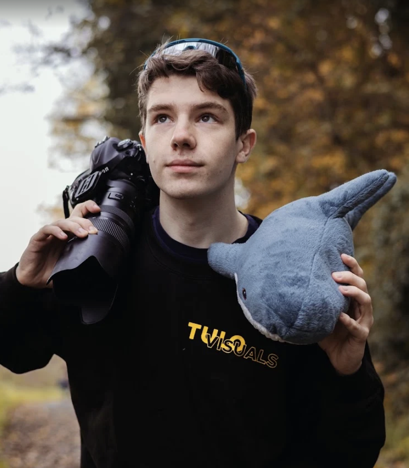 Tijl of TuloVisuals holding his camera on his shoulder